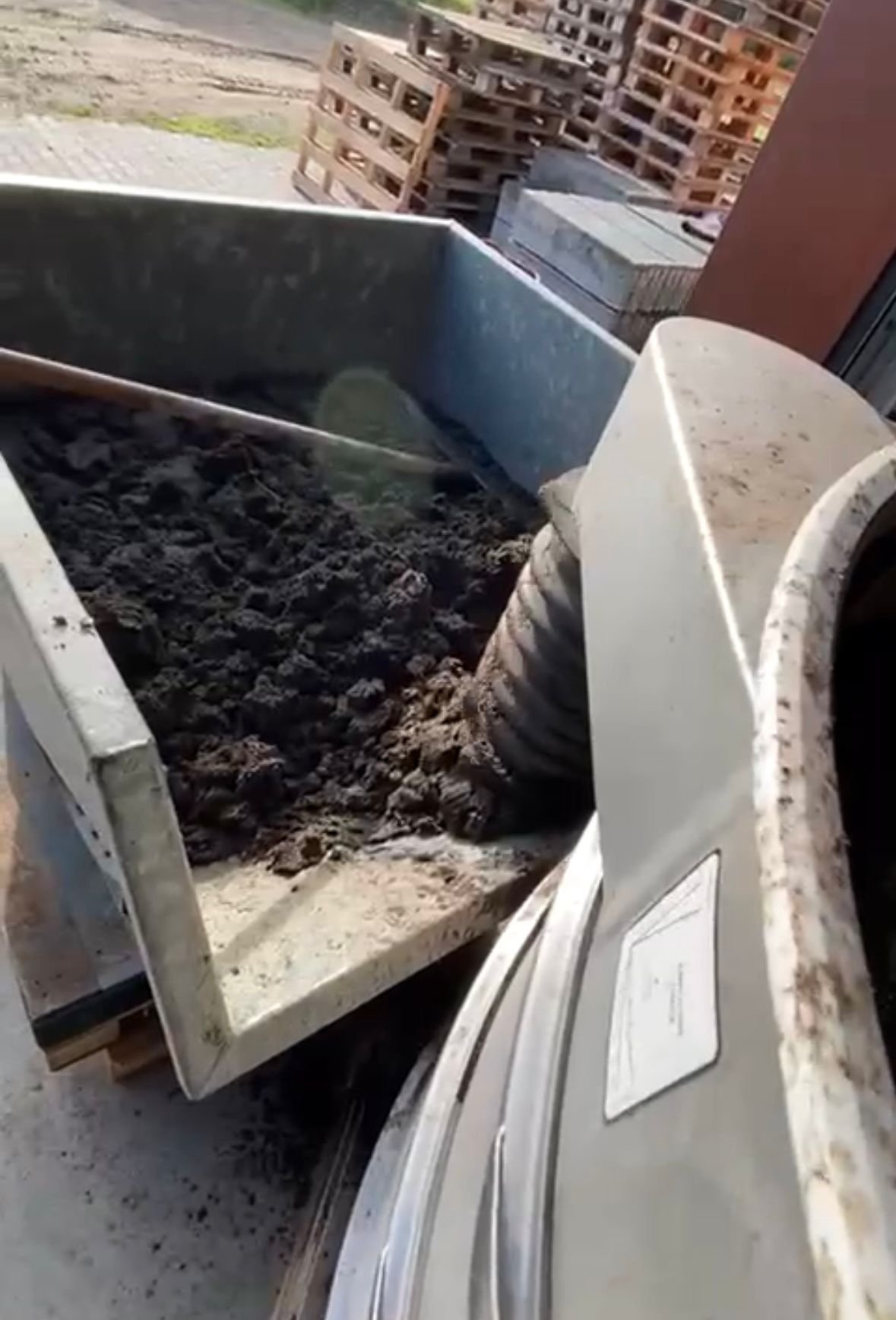 Deze machine wordt voor de eindfiltratie geplaats, waardoor de vaste stoffen beter worden verwijderd. Dit vermindert onderhoud en verlaagt de operationele kosten.